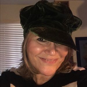 Frangi plush velour cap. Fits 6-7 size. Chic!